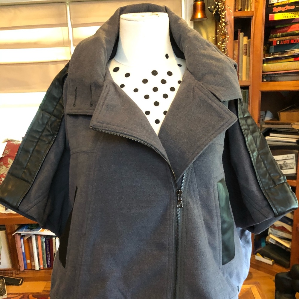 *B2G1* NWT CUTE KENNETH COLE GRAY CAPE JACKET